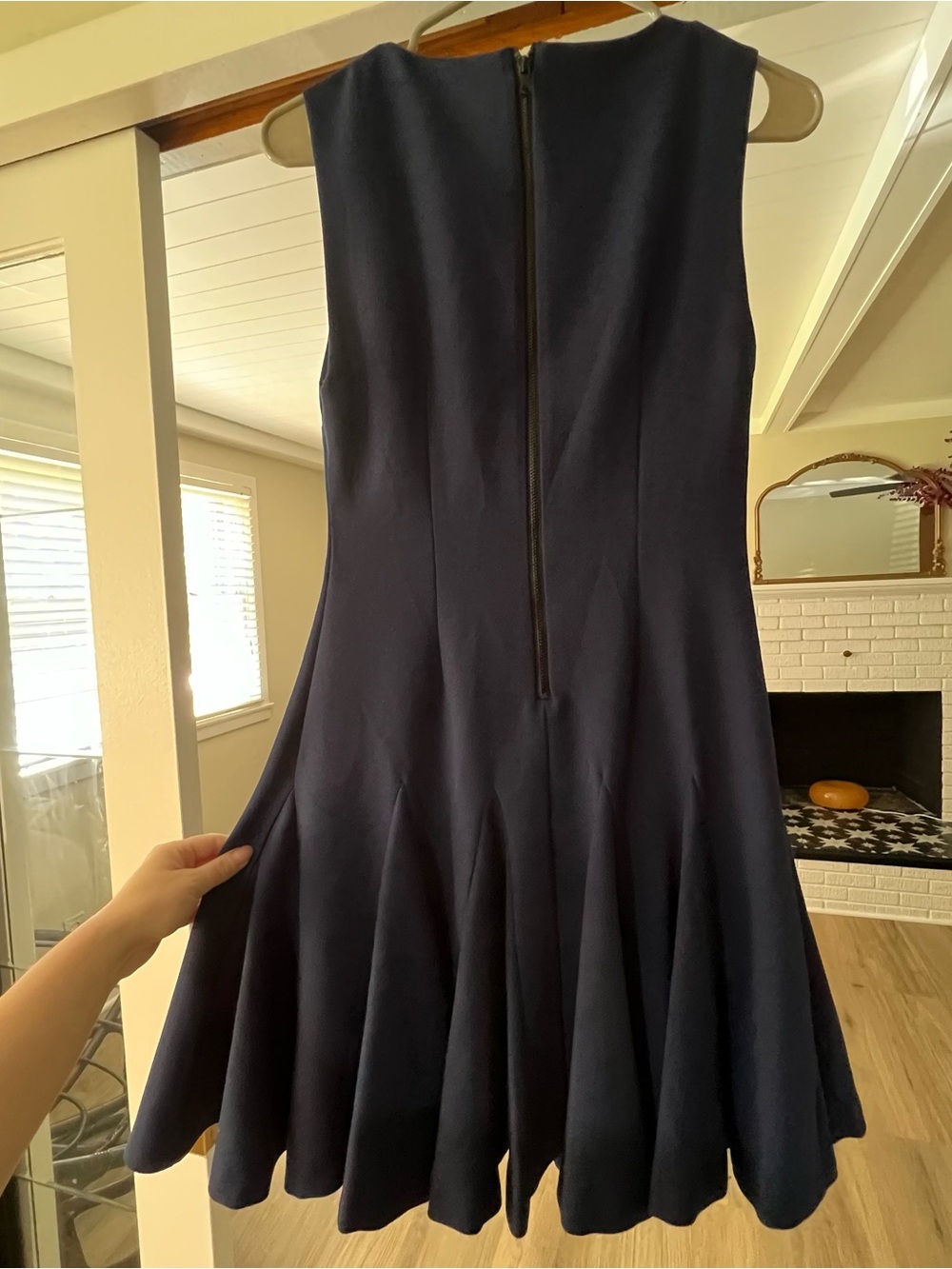 Alice + Olivia “Employed” shift sleeveless dress in dark blue size 6 - Picture 4 of 7